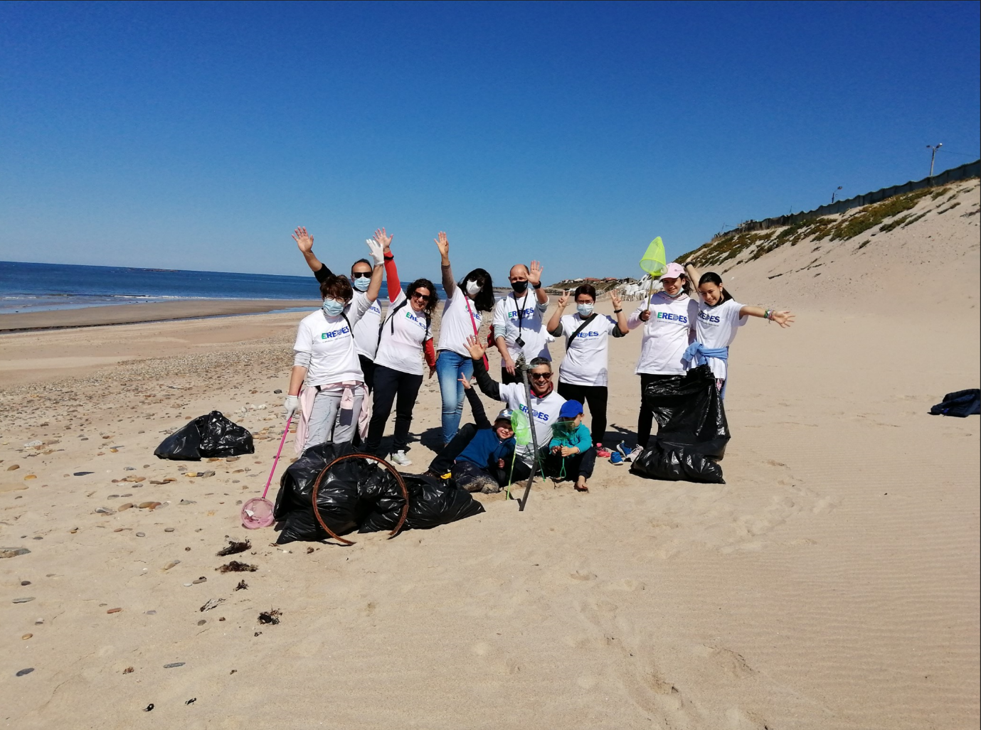 Group of people cleaning up a beach in Portugal in one of the campaigns. ©E-redes  