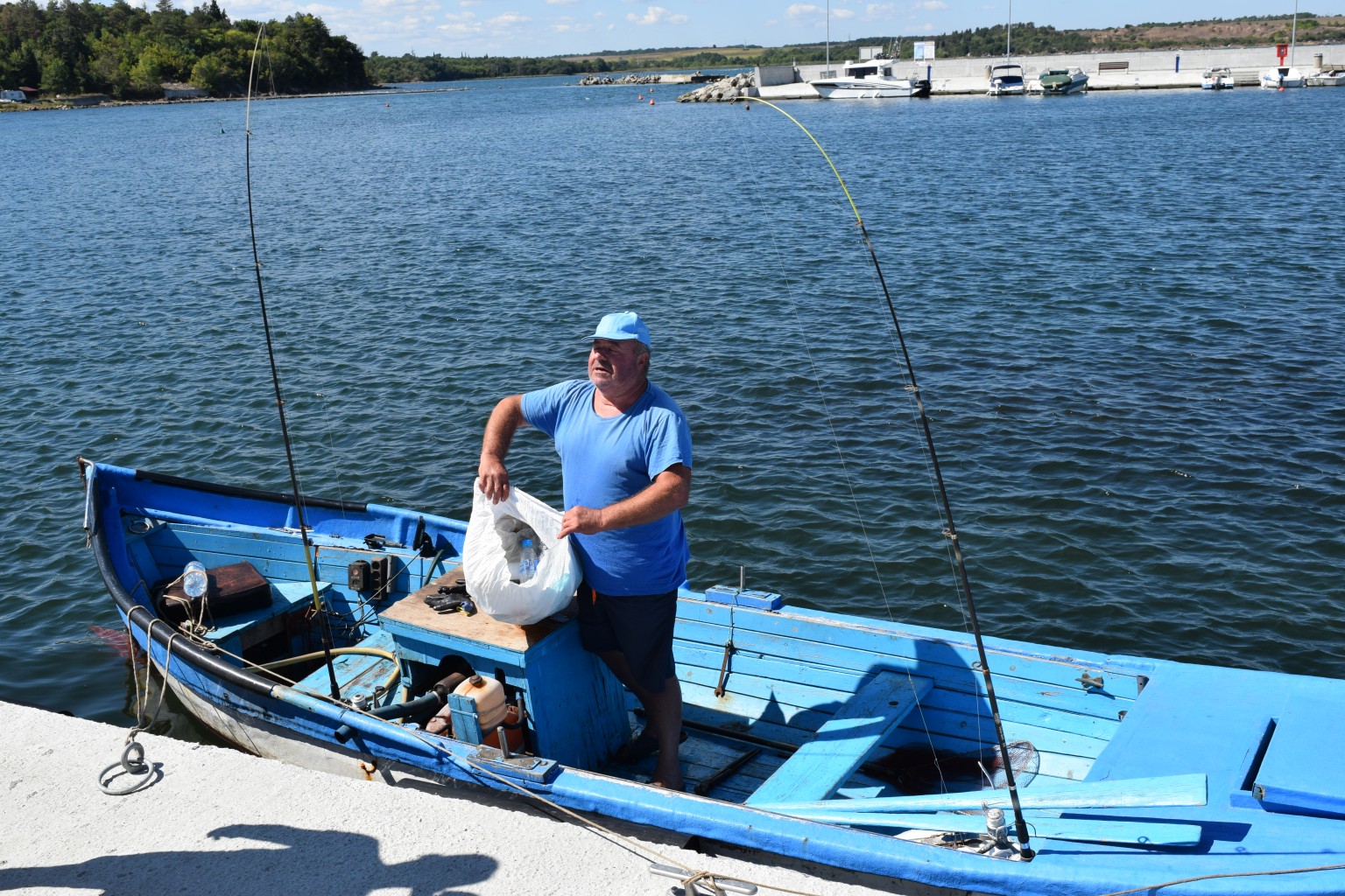 Fishing for waste in the Burgas Bay - Maya Ruseva © Burgas Municipality