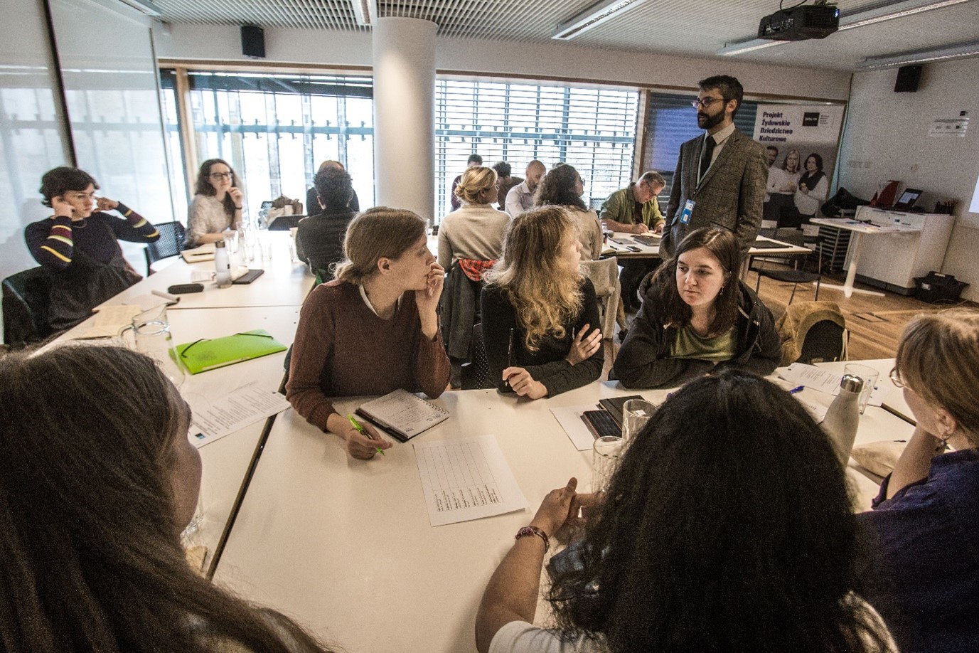 Students discuss in groups as part of the workshop in Warsaw on 24-28 October 2022.  @POLIN Museum - Magda Starowieyska