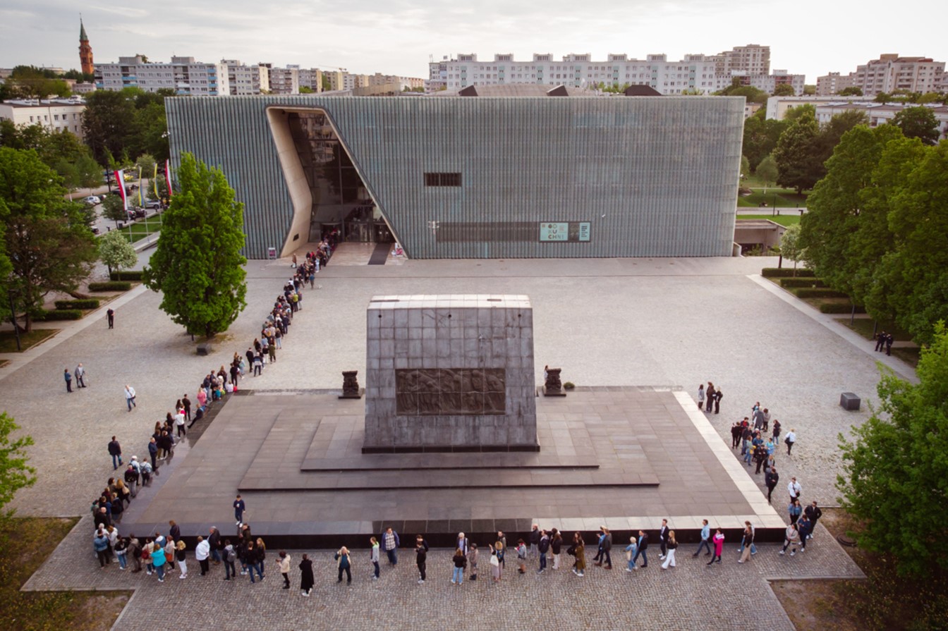 People queuing to visit the exhibition ‘What’s cooking’ at the POLIN Museum as part of the Jewish Cultural Heritage project. @POLIN Museum - Maciek Jaźwiecki