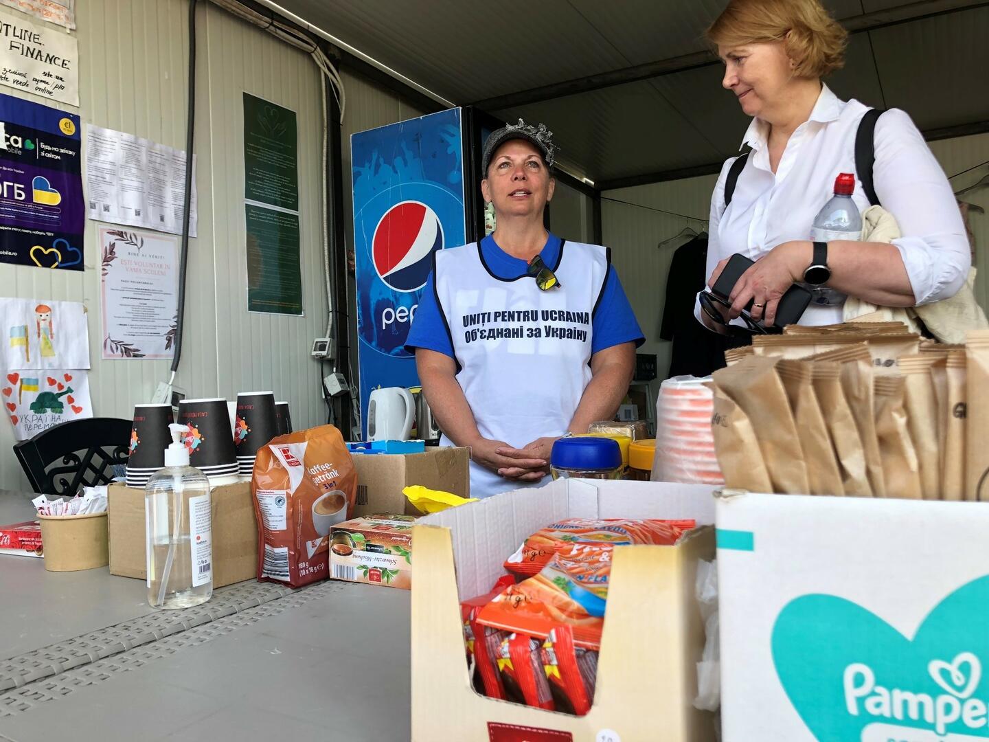 Volunteer at the Romanian side provides coffee, pampers, wet wipes and all necessities © Eva Marie Bulai