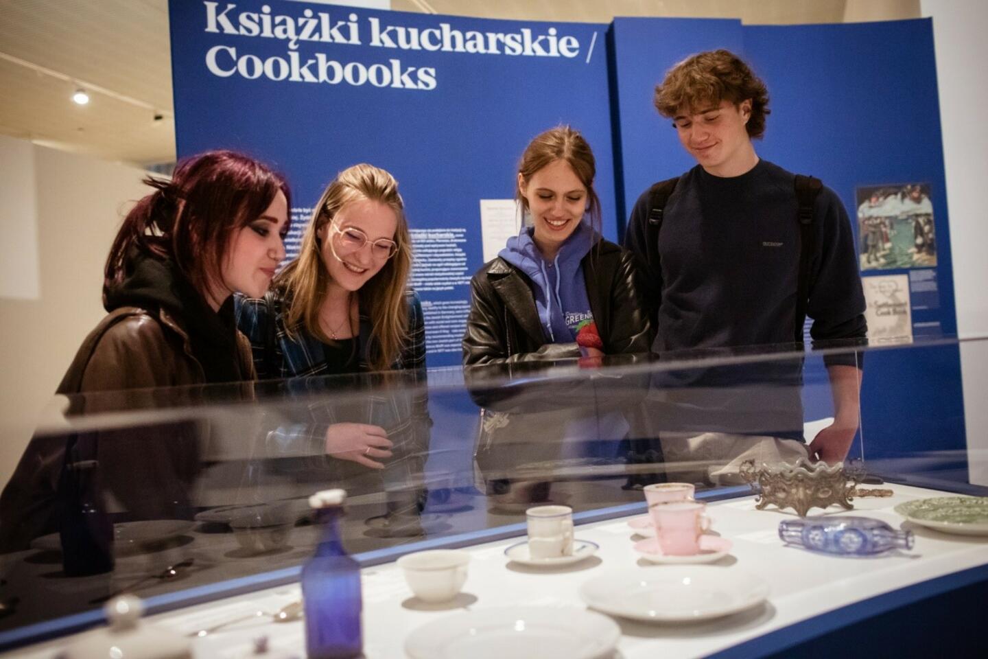 Four young students visit the exhibition ‘What’s cooking’ at the POLIN museum as part of the Jewish Cultural Heritage project.  @POLIN Museum - Maciek Jaźwiecki