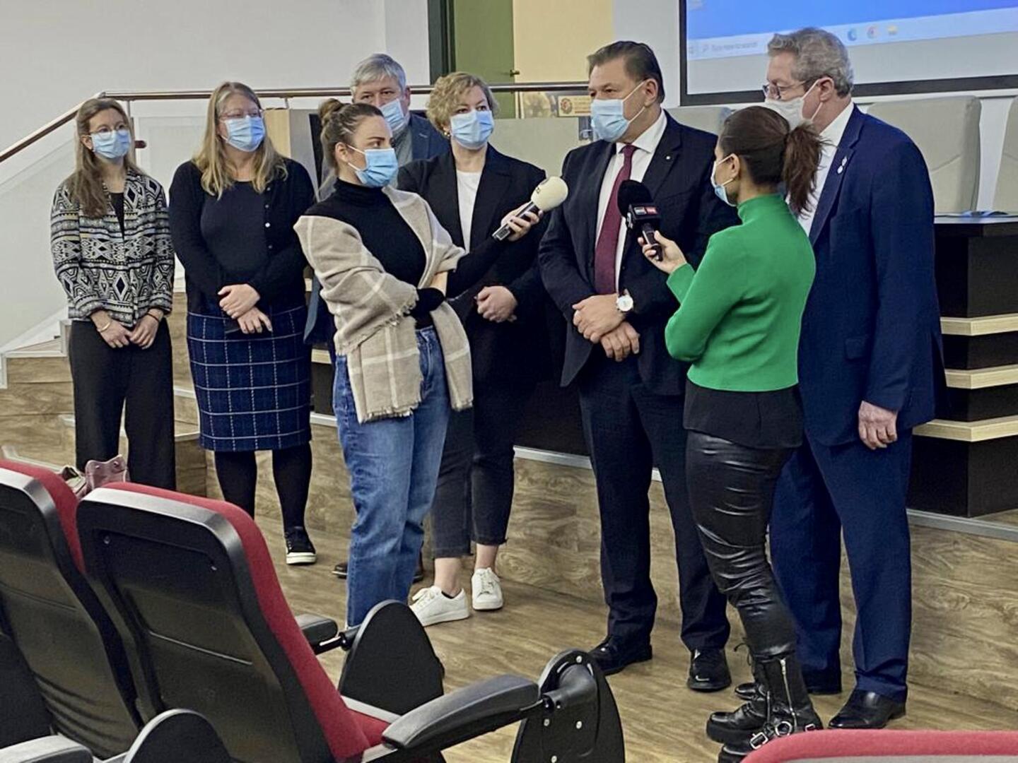 Minister of Health, Professor Alexandru Rafila, tells the press about the project's importance to Romania. The Norwegian delegation with Mari Molvik, Christine Årdal, Horst Bentele and Miriam Sare participate in the press conference. Photo: Vlad Popescu 