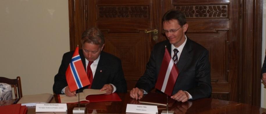 Signing of MoUs_II.JPG