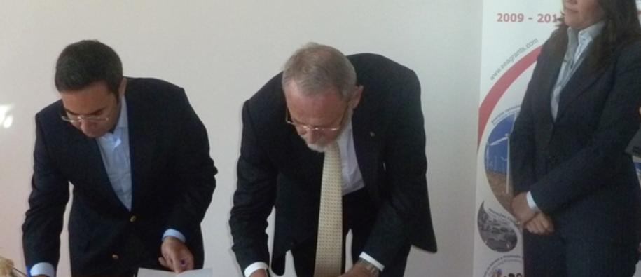 The programme 'Integrated Coastal and Marine Management' in Portugal was signed by the Portuguese Minister of the Environment, Spatial Planning and Energy, Jorge Moreira da Silva (left), the Ambassador of Norway, Ove Thorsheim (right) and the Portuguese Minister of Agriculture and Sea, Assuncao Cristas (standing) on 16 November, 2013.